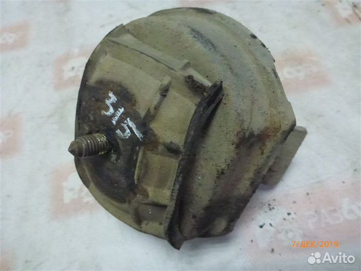 Подушка двигателя Volkswagen Passat B3 1.8 1991