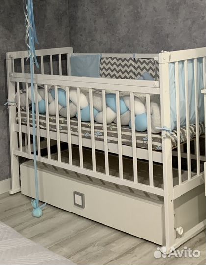 Детская кроватка с маятником и ящиком