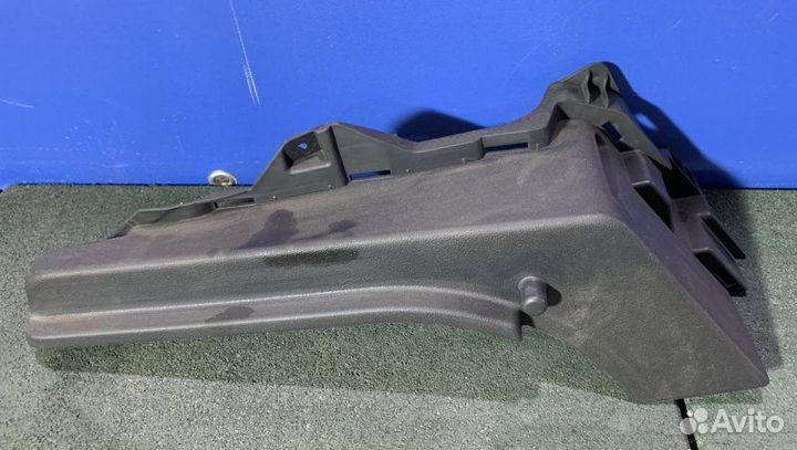 Держатель левый Skoda Rapid