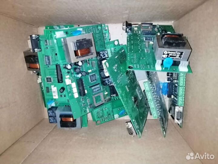 Коробка с платами от радиоэлектроники
