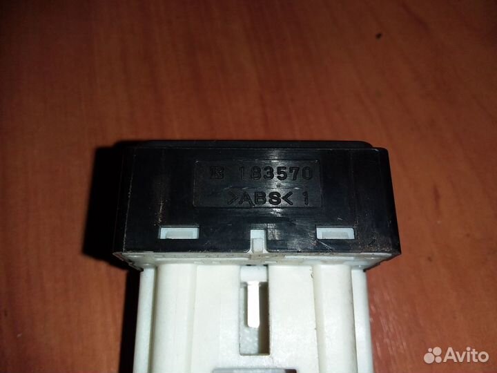 Кнопка управления зеркалами в Mitsubishi ASX