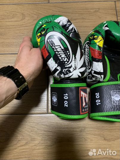 Боксерские перчатки twins 10oz