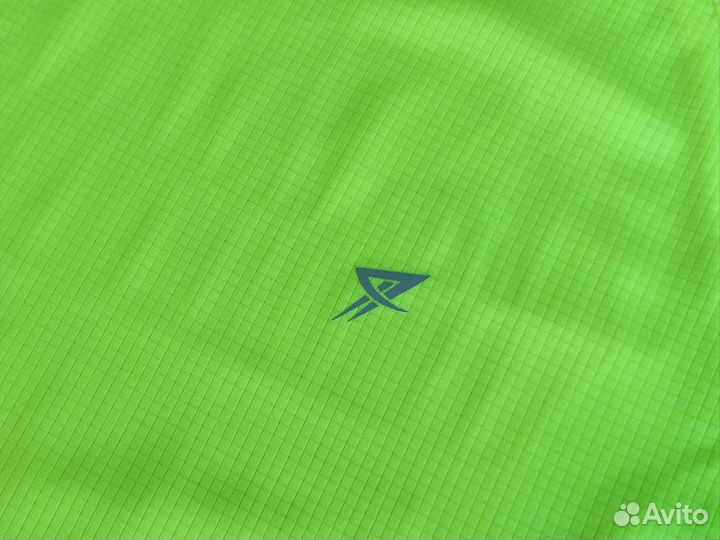 Яркая футболка спортивная