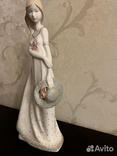 Статуэтка (фигурка) фарфоовая девушка со шляпой