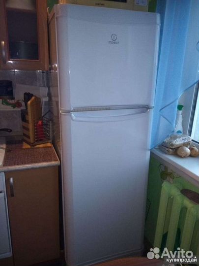Индезит нижний новгород. Холодильник Индезит двухкамерный 2м. Холодильник Индезит двухкамерный св15040.