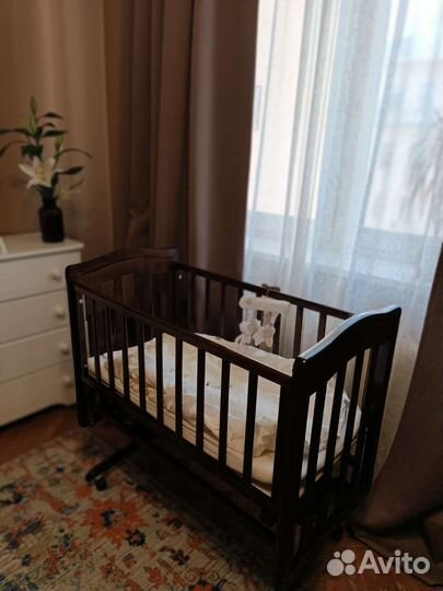 Детская кроватка с маятником