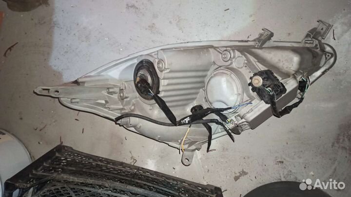 Фара toyota isis anm 15 левая