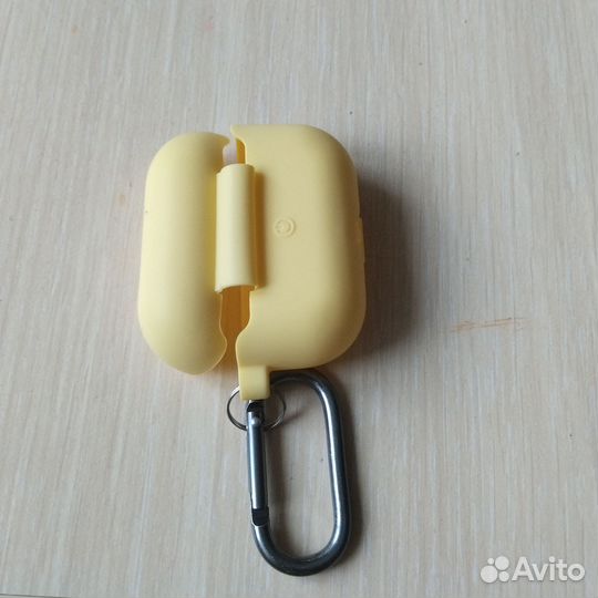 Чехол жёлтый на беспроводные наушники