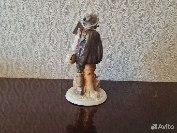 Дровосек статуэтка фарфор