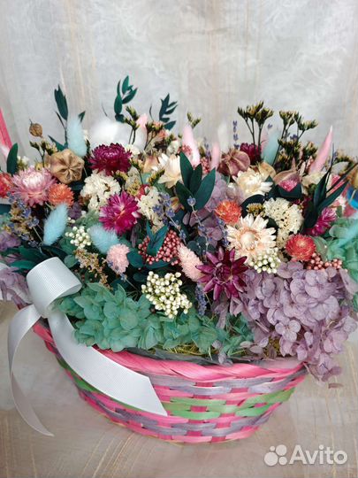 Корзина цветов. С подарком. Сухоцветы. Не завянут