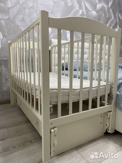 Кровать детская с маятником