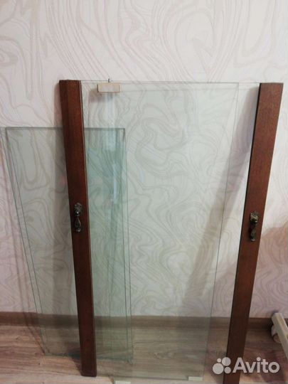 Стеклянные двери и стеклянные полки от стенки