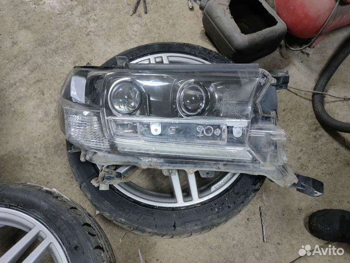 Фара на Тойота land cruiser