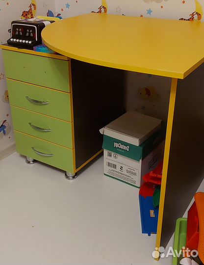 Стол письменный, 2 полочки, органайзер для игрушек