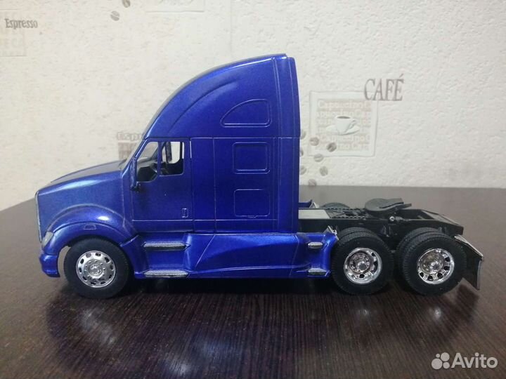 Модель kenworth T700 1:32