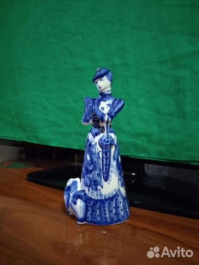 Фарфоровая статуэтка