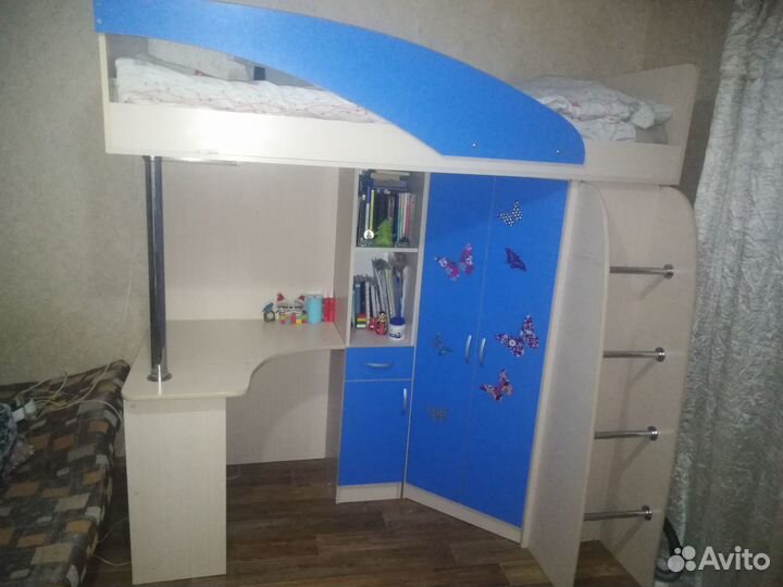Двухярусная кровать со шкафом и столом