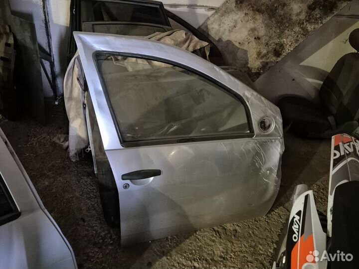 Дверь передняя правая Рено Сандеро 1