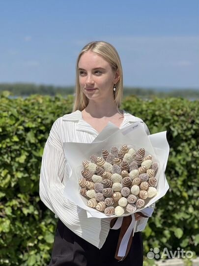 Букет с цветами и клубникой в шоколаде