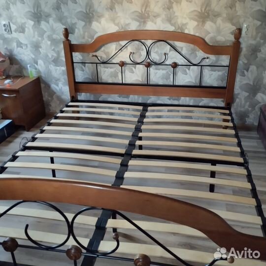 Кровать двухспальная с матрасом