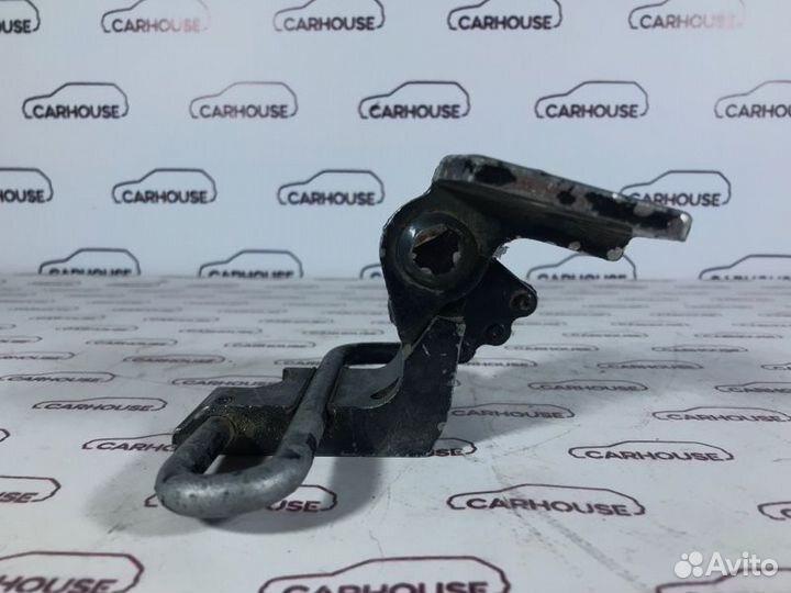 Петля двери передняя правая Volkswagen Passat B6