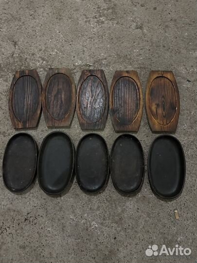 Сковородка чугунная на деревянной подставке