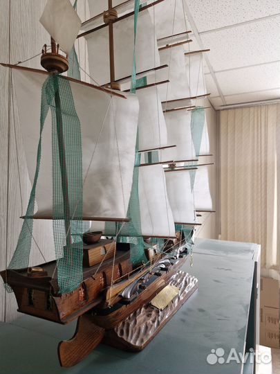 Модель парусника из дерева