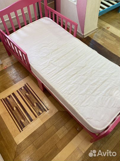 Детская кровать с бортиком и матрасом