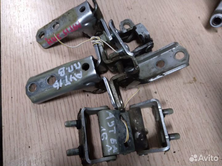 Петля двери Mitsubishi Outlander 3