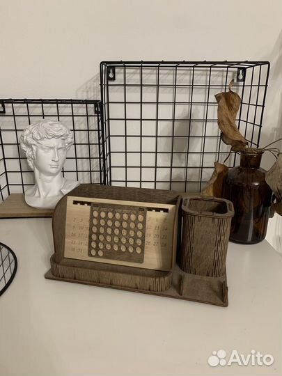 Органайзер настольный деревянный с календарем