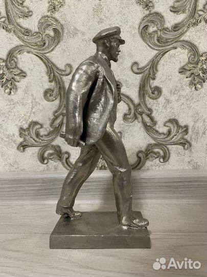 Статуэтка «Шагающий Ленин»