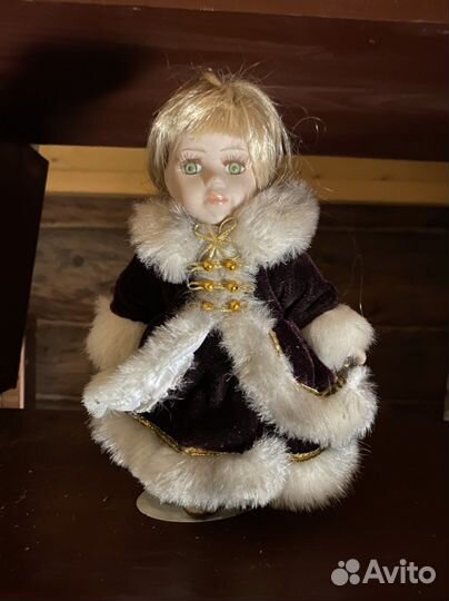 Кукла фарфоровая