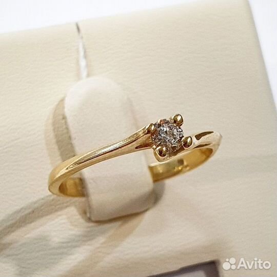 Кольцо с природным камнем Золото