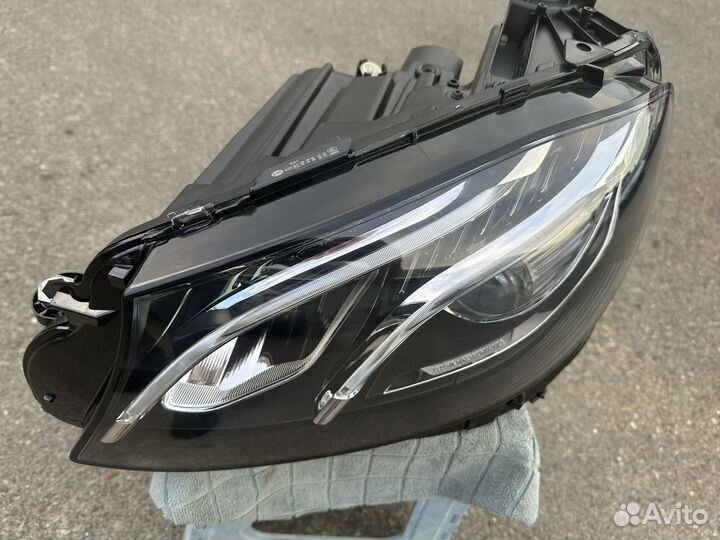 Продам фару левую w213