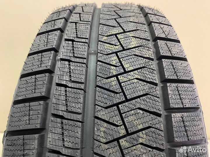 Pirelli Formula Ice FR 215/50 R17 95T