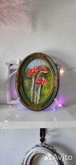 Мухоморы маленькая картина маслом в гипсовой рамке