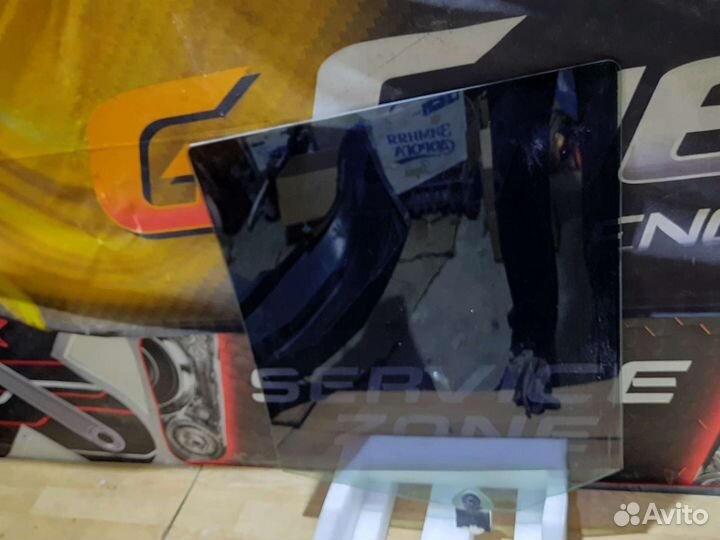 Стекло задней правой двери Land Rover Discovery 3