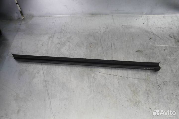 Уплотнитель стекла двери передней левой Nissan Pa