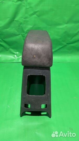 Подлокотник на Mitsubishi Montero sport