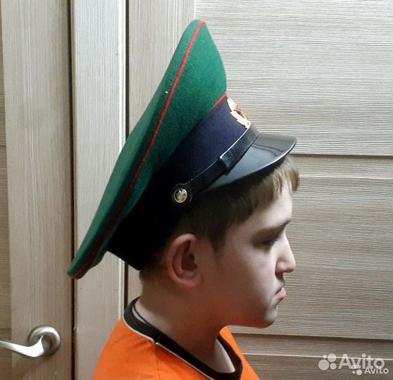 Фуражка пограничника и бескозырка