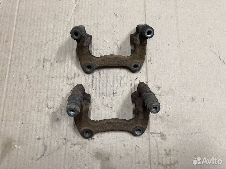 VW Passat B5 Скоба заднего суппорта