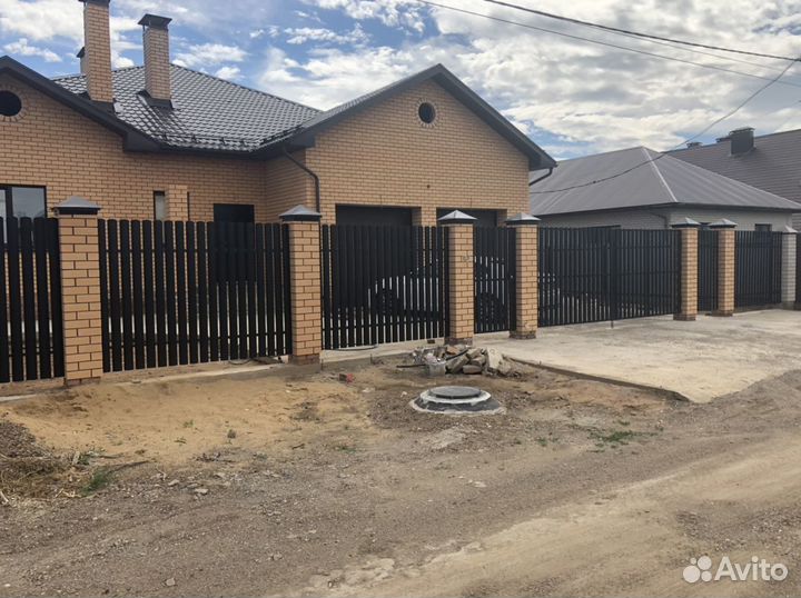 Забор из металлического штакетника Чёрный