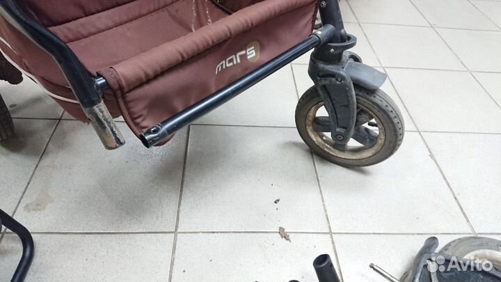 Крепление вилки переднего колеса детской коляски