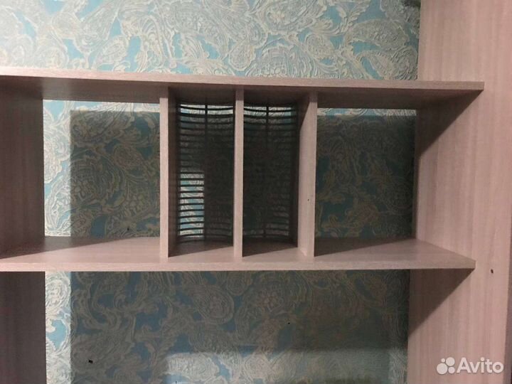 Письменный стол с ящиками и полками