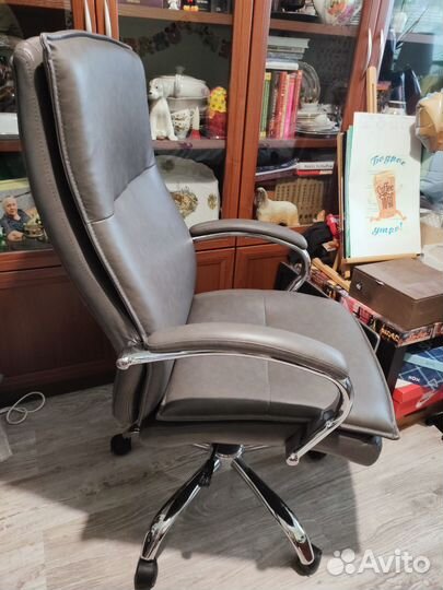 Компьютерное офисное кожаное кресло бу