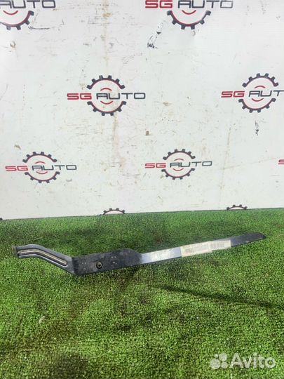 Крепление бампера Mazda 323F