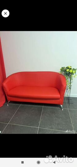 Кожаный диван красный