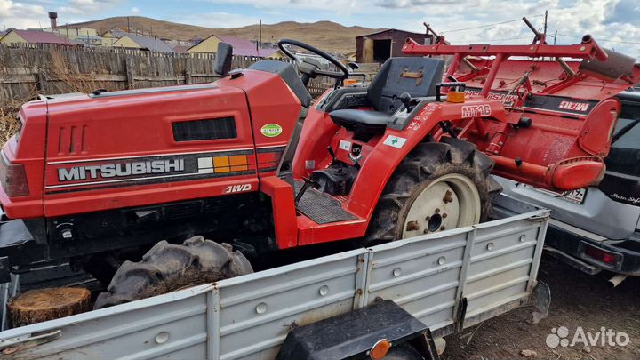 Вспашка земли японским трактором