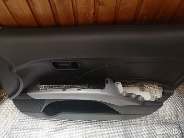 Запчасти центральная консоль mitsubishioutlanderxl