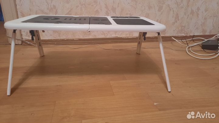 Пластиковый столик с вентилятором